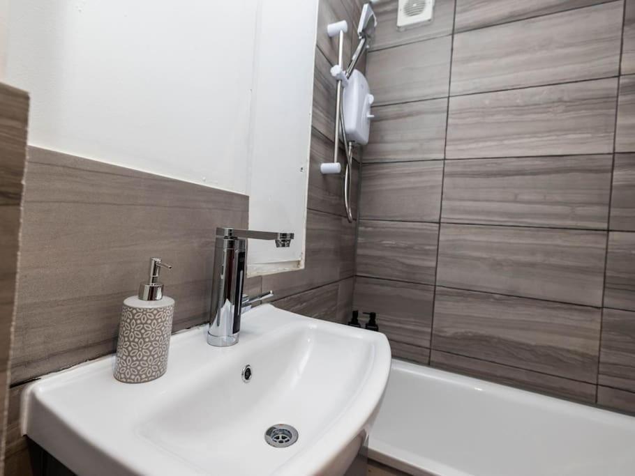 1 Bedroom-Sofabed-Worktable-4-Wifi-Parking London Kültér fotó